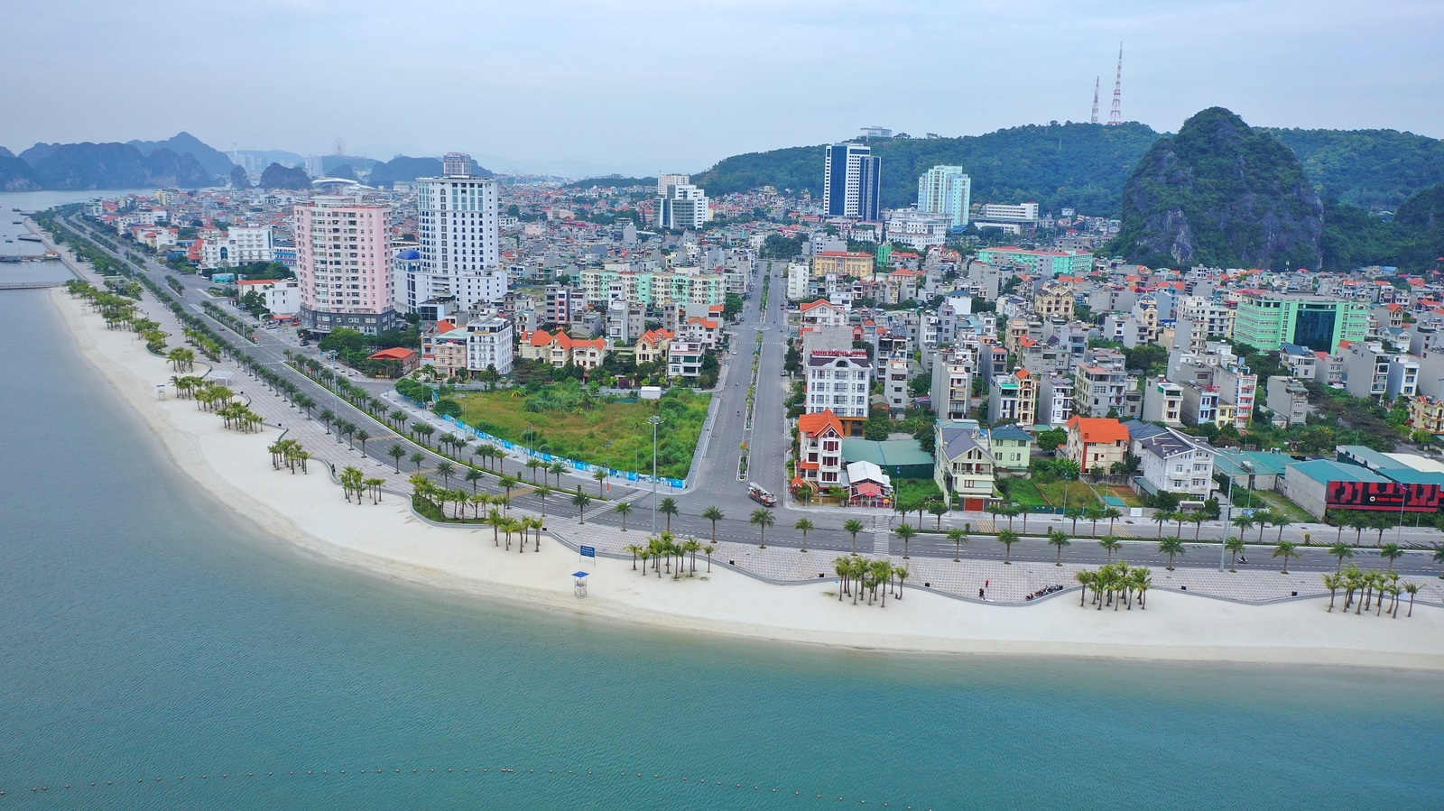 Đường biển Trần Quốc Nghiễn. Ảnh: Ngọc Thành duongbien3-1293-1658127296.jpg